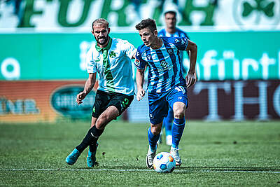 Marvin Wanitzek im Zweikampf mit seinem Gegenspieler beim Hinspiel des KSC gegen die SpVgg Greuther Fürth.