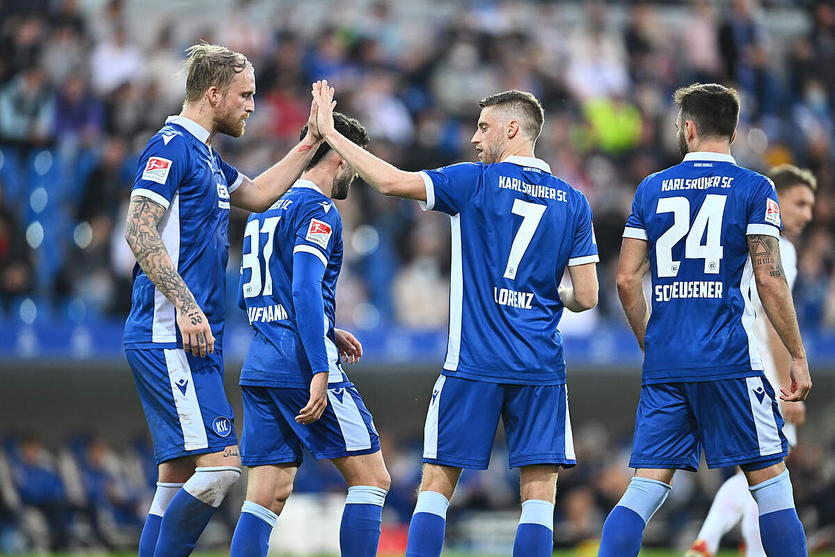 KSC TUT GUT.-Benefizspiel: KSC Und Fans Feiern 6:1-Torspektakel Für Den ...