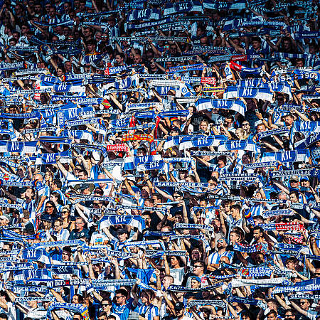 Fans des Karlsruher SC im Stadion.