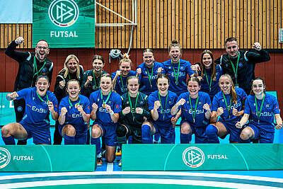 Die KSC-Frauen jubeln über ihre Bronze-Medaille.