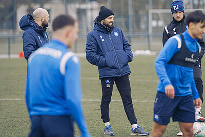 Co-Trainer Julian Schwarz, Cheftrainer Ralf Kettemann und Athletiktrainer Nils Brendel beim Abschlusstraining