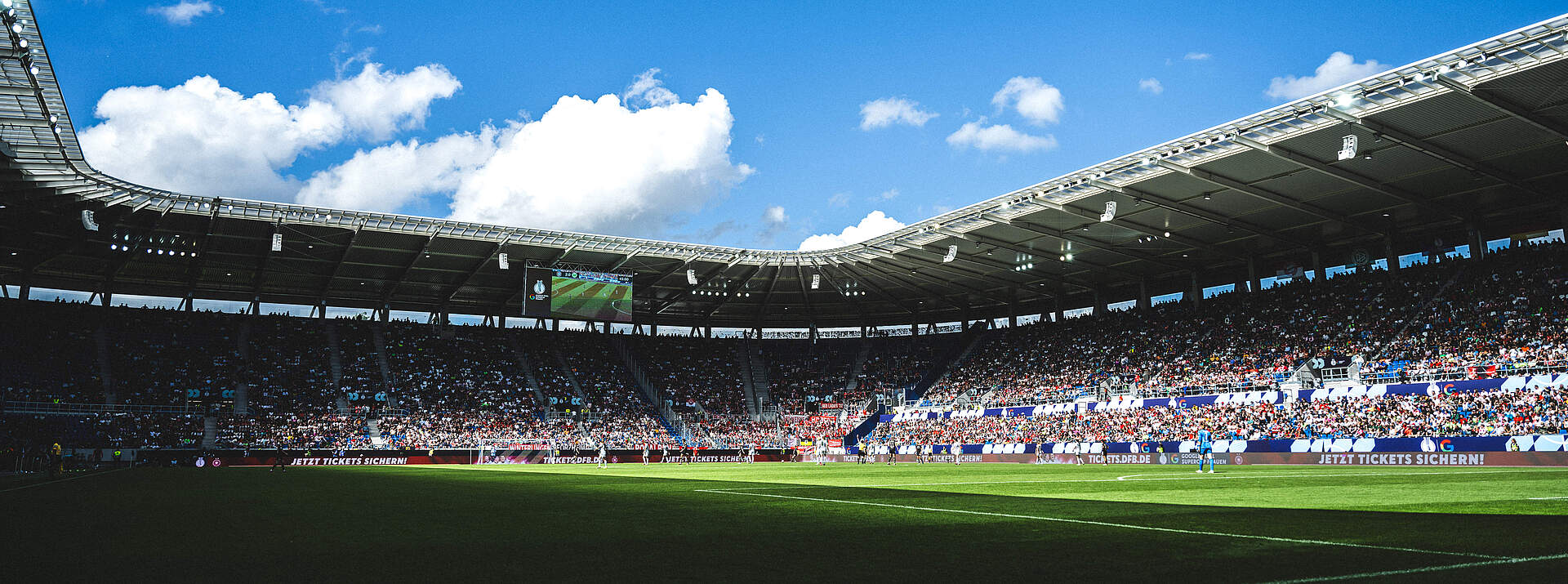 Die Osttribüne des BBBank Wildparks.