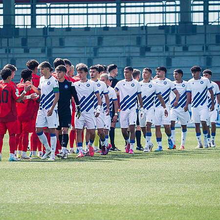 U19 beim abklatschen mit dem Gegner