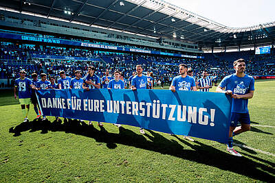 Die Mannschaft bedankt sich mit einem Banner bei den Fans für deren Unterstützung.