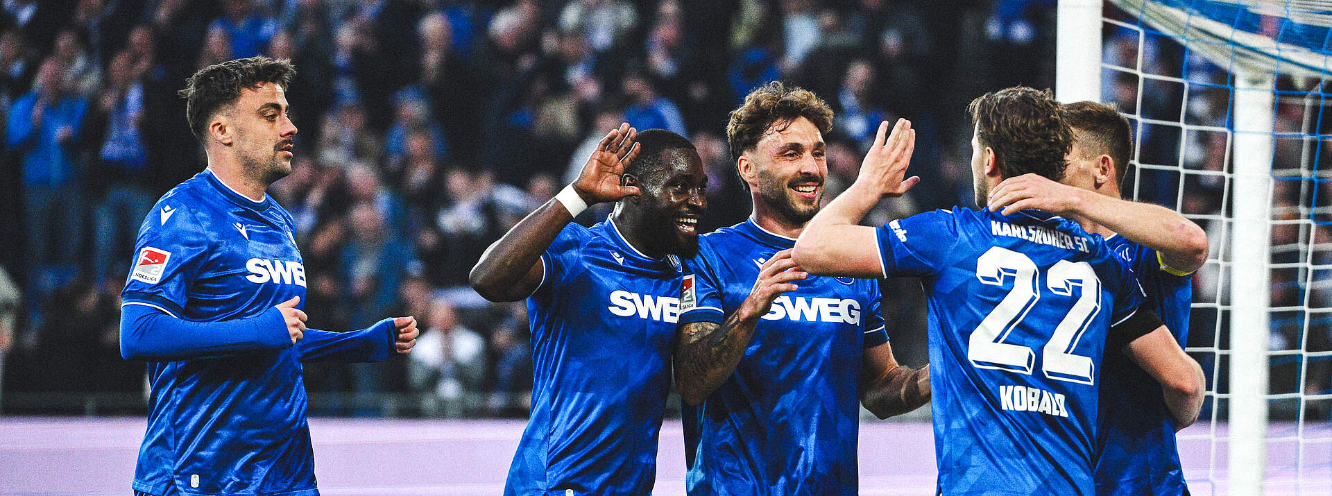 KSC-Mannschaft beim Torjubel