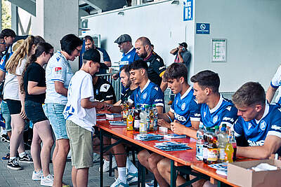 Die Spieler des Karlsruher SC bei der Autogrammstunde.