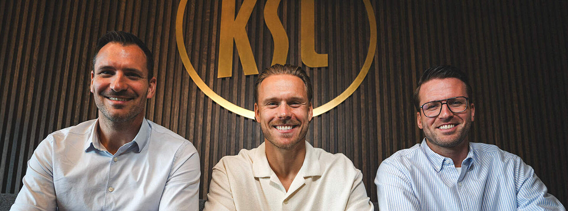Geschäftsführer Sport Mario Eggimann, Marcel Franke und Direktor Profifußball Timon Pauls bei der Unterschrift (v. l. n. r.).