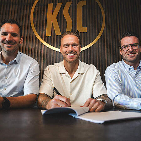 Geschäftsführer Sport Mario Eggimann, Marcel Franke und Direktor Profifußball Timon Pauls bei der Unterschrift (v. l. n. r.).