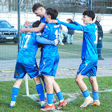 U17-Spieler im Jubelkreis beim Heimsieg am Wochenende.