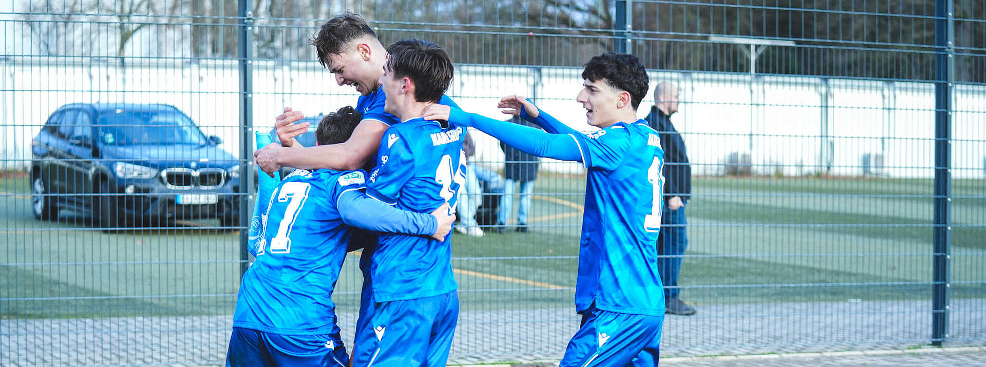 U17-Spieler im Jubelkreis beim Heimsieg am Wochenende.