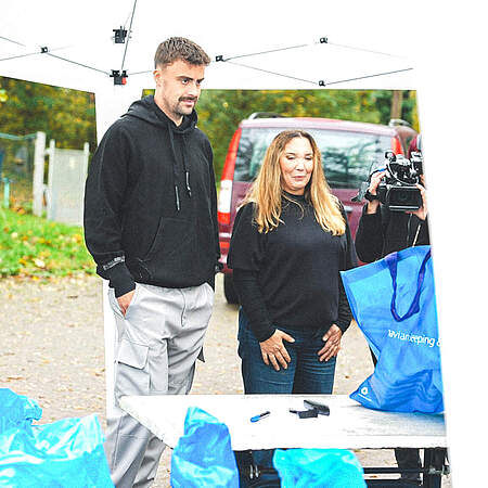 Philipp Förster bei der Kleiderspende.