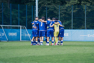 U19 Spieler im Teamkreis