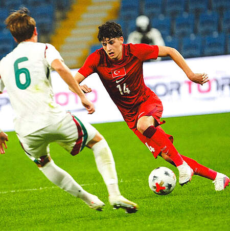 Deniz Ofli in der U21 Türkei am Ball