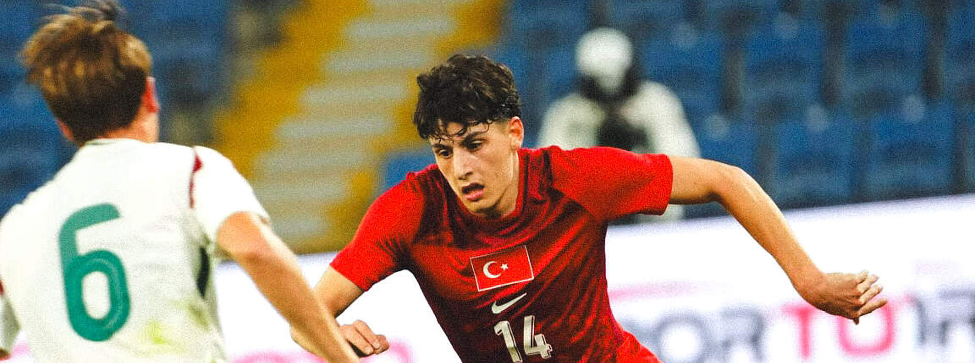 Deniz Ofli in der U21 Türkei am Ball