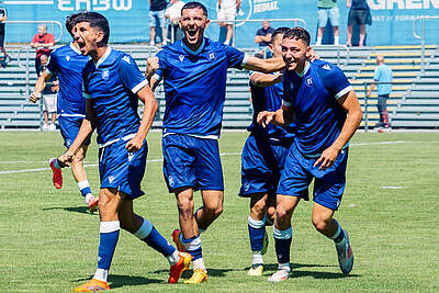 U19-Spieler Houssam Arbai, Fanol Lutolli, Niklas Behr bejubeln den Treffer von Kemal Cirpan gemeinsam