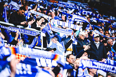 Fans im BBBank Wildpark halten ihre Schals hoch