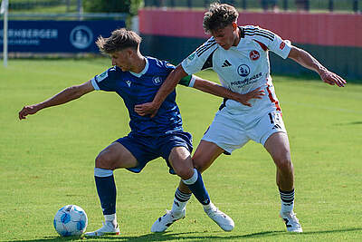 Mateo Kritzer wehrt sich im Zweikampf gegen einen Nürnberger U19-Spieler