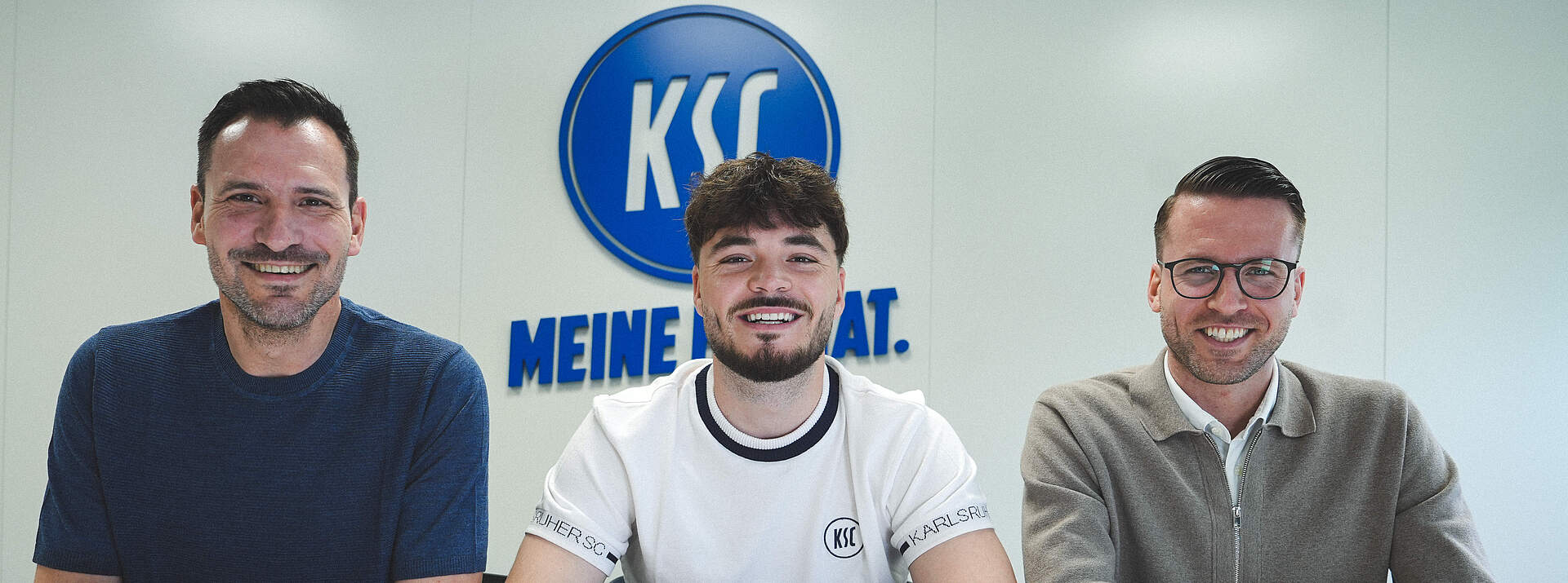 Mario Eggimann, Lilian Egloff und Timon Pauls (v. l. n. r.) bei der Vertragsunterzeichnung.