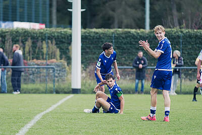 Die U17 bejubelt den Heimsieg nach Abpfiff