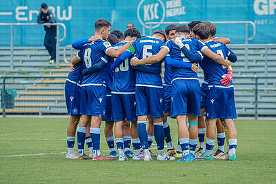 U19 im Kreis vor dem Spiel