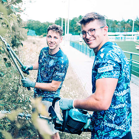 Leon Jensen und Max Weiß bei der Gartenarbeit.