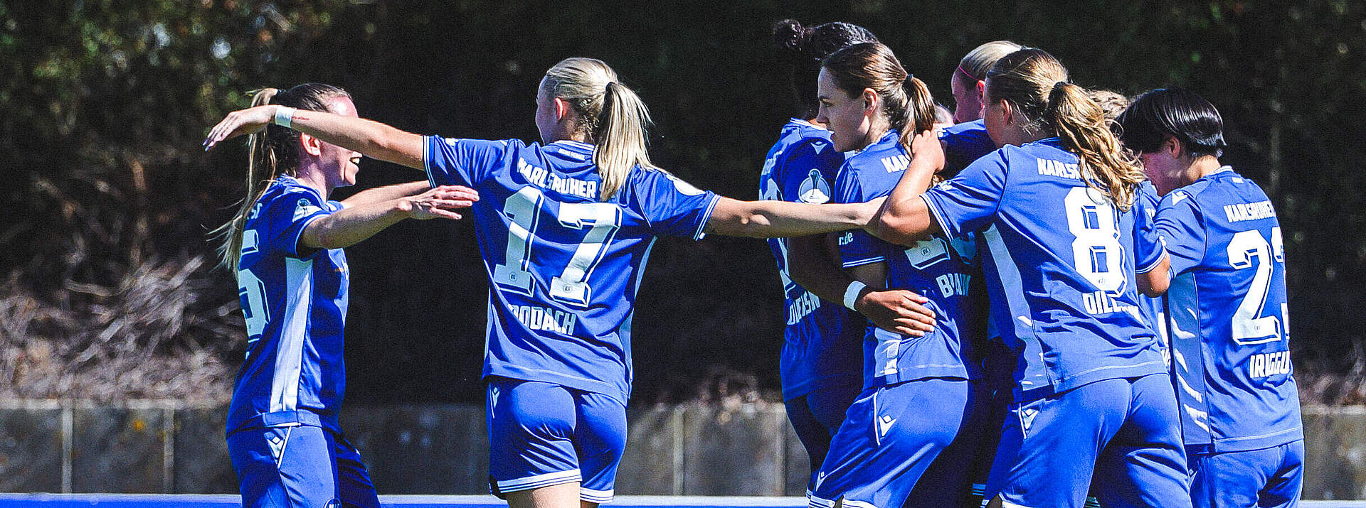 Die KSC-Frauen bejubeln einen Treffer.