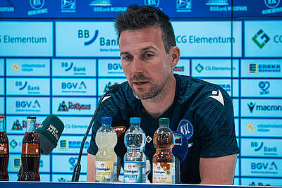 Christian Eichner bei der Pressekonferenz vor dem Auswärtsspiel gegen den HSV.