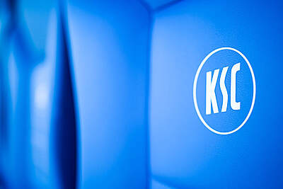 Logo des KSC auf der Auswechselbank.