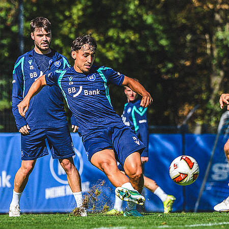 Danyal Zor spielt einen Pass im Training