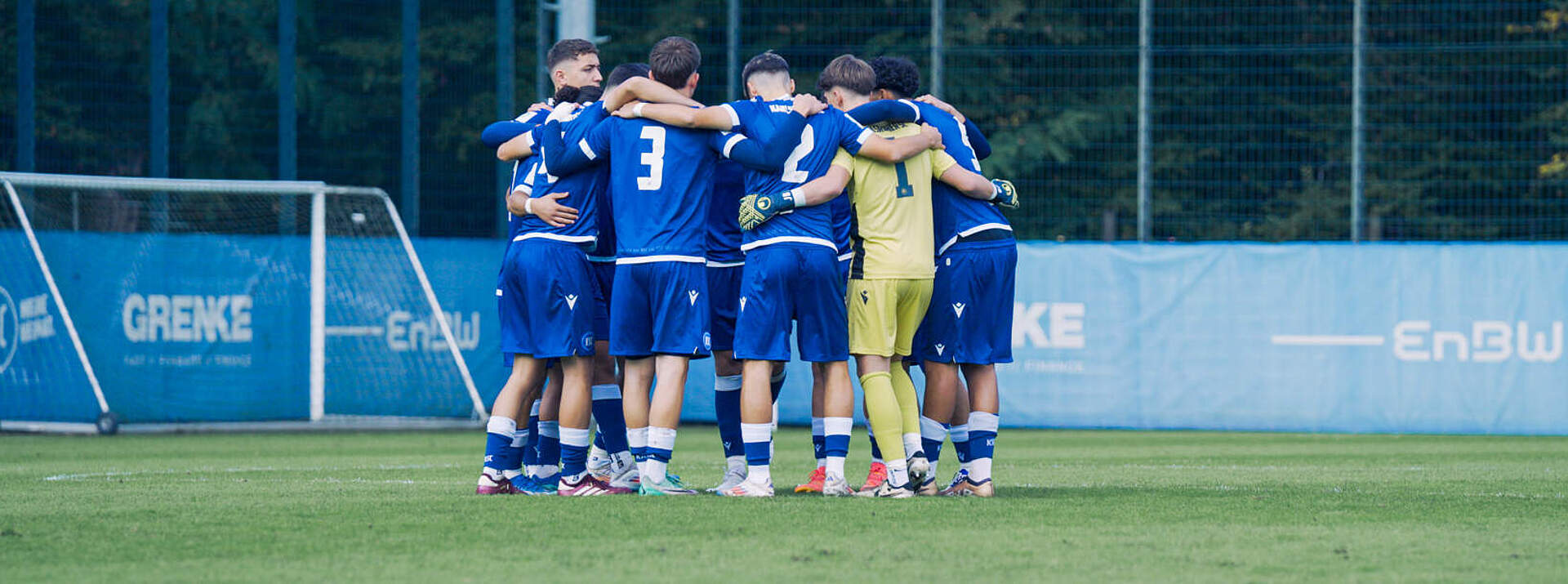 U19 im Kreis vor dem Anpfiff