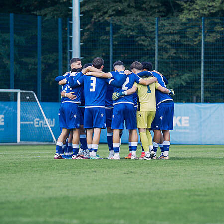 U19 im Kreis vor dem Anpfiff