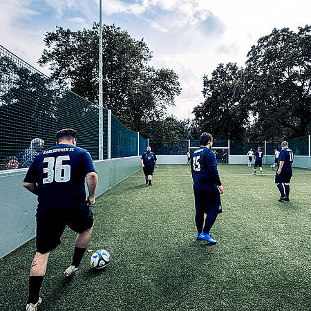 Teilnehmer von Fußballfans im Training