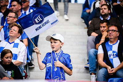 Ein Junge im BBBank Wildpark schwenkt eine KSC-Fahne