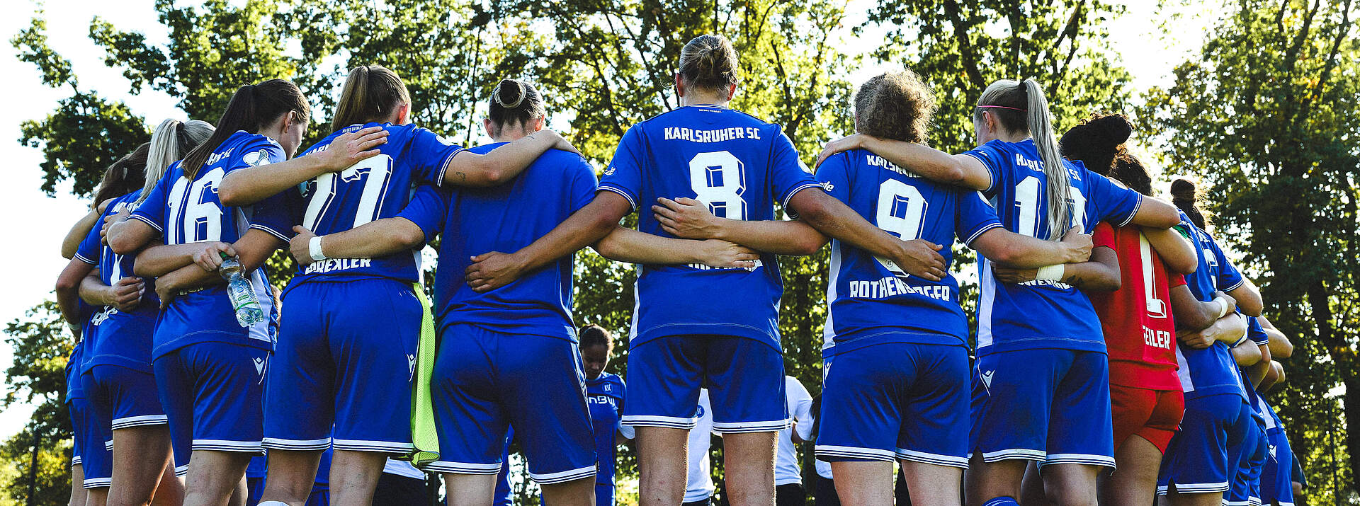 Die KSC-Frauen bilden einen Mannschaftskreis.