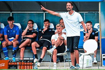 U17-Trainer Martin Stoll gibt an der Seitenlinie Anweisungen.