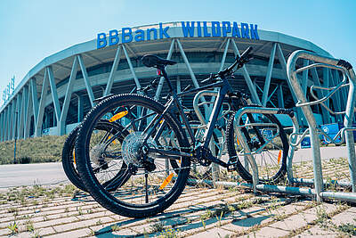 Fahrräder vor dem BBBank Wildpark
