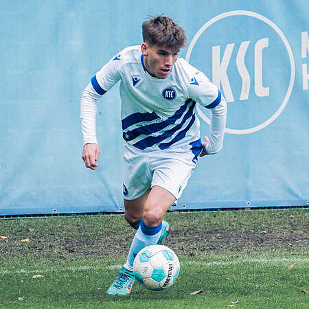 zweifacher Vorbereiter Marius Mahle am Ball für die KSC U23