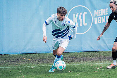 zweifacher Vorbereiter Marius Mahle am Ball für die KSC U23