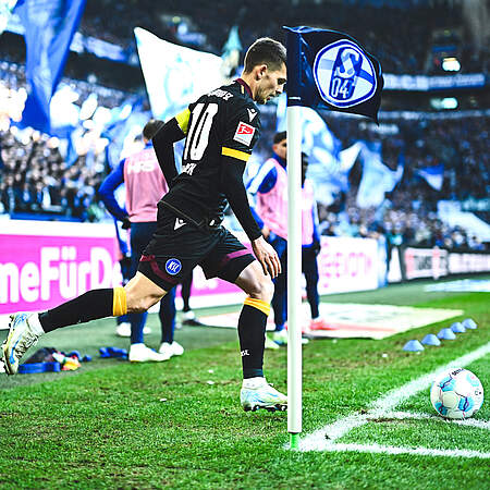 Wanitzek beim Eckball auf Schalke