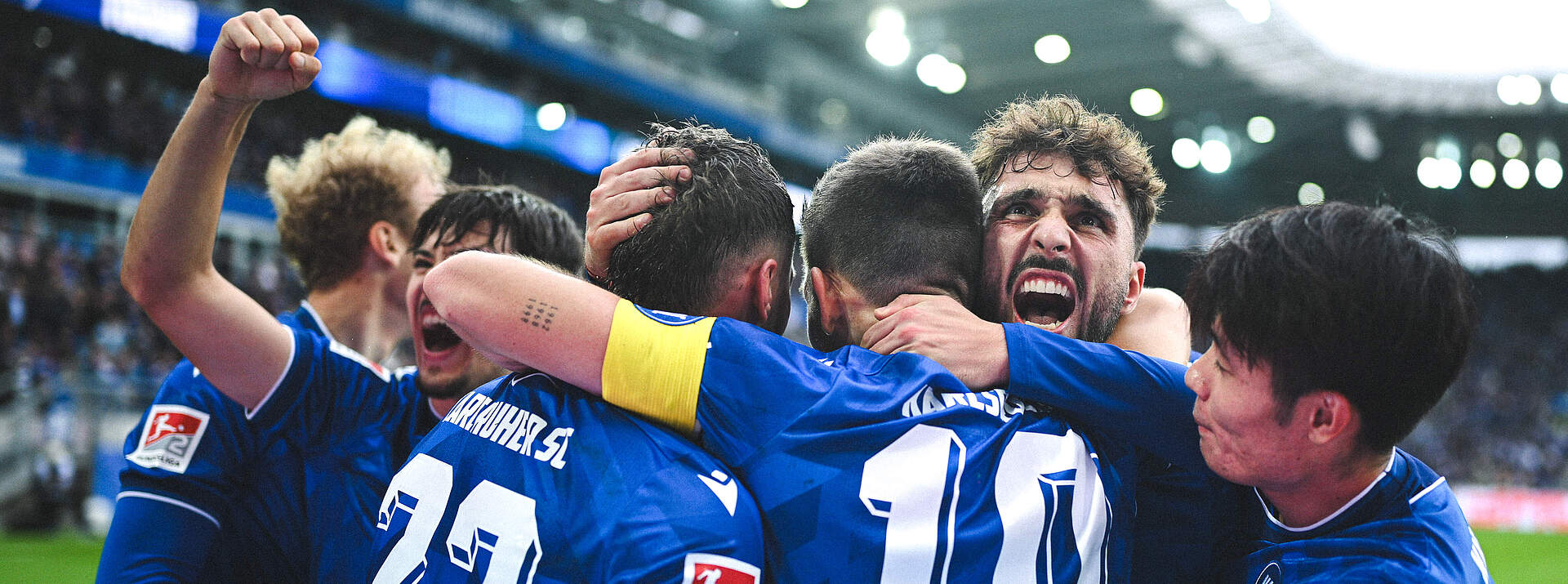 KSC-Mannschaft beim Torjubel